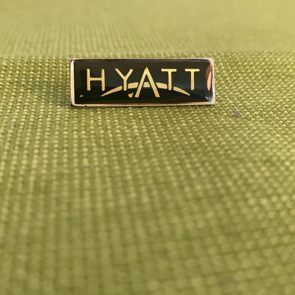 Four hotel chain lapel pins. - Picture 2 of 5